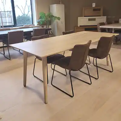 Eiken tafel Linton-1 eiken tafel Linton met houten poten