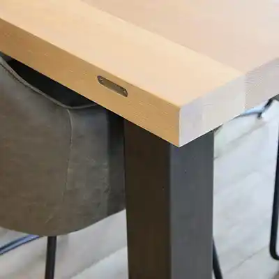 metalen poten Metalen poten onder houten tafelblad