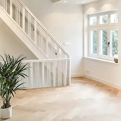 blanke visgraat blanke visgraatvloer bij witte trap