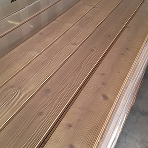 Grenen planken voor tegen de wand Houten planken tegen muur bevestigen