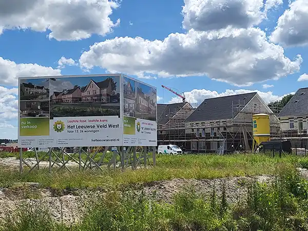 Leeuwse Veld Beneden Leeuwen. Houten vloer en PVC, eiken tafels