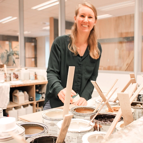 Olie afwerking houten vloer Kleuren kiezen voor uw houten vloer of tafel? Bij Fairwood bepaalt u zelf de kleur. Test olie of lak op monsterplanken, neem ze mee naar huis en plan een kleuranalyse in Tiel of Rijnsburg.