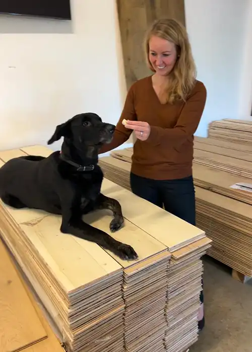 Houten-vloer-en-een-hond