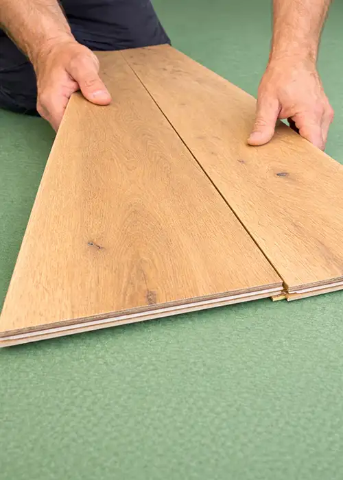 parketlegger met klik-planken Plankenvloer met klikverbinding leggen