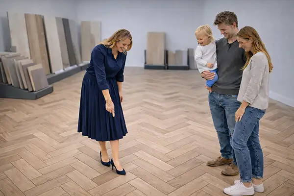 gezin bekijkt visgraatvloer visgraatvloer bekijken in showroom