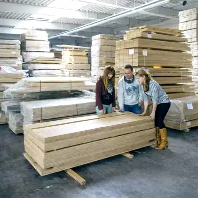 houten vloer uitkiezen in de loods houten vloer uitkiezen in de loods met klanten